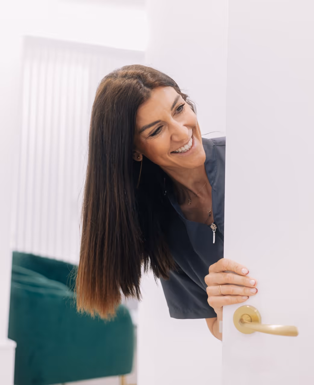 Una profesional de MID sonriendo durante la atención en la clínica